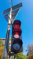 semáforo en rojo con retraso de tiempo. foto vertical. Semáforo en un taxi con una señal de parada durante el día.