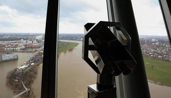 dusseldorf, alemania - 20 de febrero de 2020. torre del rin con un restaurante giratorio. el interior y el diseño del café con una plataforma de observación dentro de la torre de televisión en dusseldorf. foto