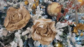 primer plano de un fondo de Navidad. celebracion. árbol de navidad con juguetes y nieve decorativa para un feliz año nuevo. adornos navideños, ambiente de año nuevo. hermosa postal moderna. foto