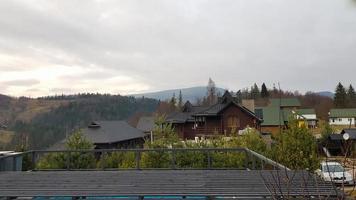 colorido paisaje otoñal en un pueblo de montaña. mañana brumosa en los Cárpatos. Ucrania, Europa. hermosas colinas y casas. mundo de belleza. vista a la montaña en el otoño. hermoso paisaje natural. foto