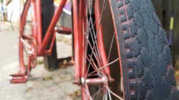 bicicleta roja vintage retro de cerca. un antiguo concepto encantador de una bicicleta clásica abandonada. foto