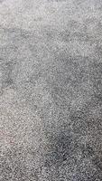 Textura de poliéster alfombra gris. Fondo de textura de alfombra gris monocromo transparente desde arriba. de cerca. fotografía vertical. foto
