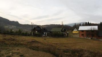 Ucrania, Yaremche - 20 de noviembre de 2019. colorido paisaje otoñal en los Cárpatos con picos montañosos. mundo de belleza. bosque con hojas de naranja. día soleado en el oeste de ucrania foto