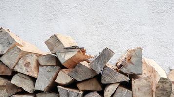 un tronco de madera cortada cuidadosamente doblado. el fuego se está derritiendo. leña apilada una encima de la otra. La leña se recolecta para calentar en clima frío. Textura de fondo de leña seca apilada foto