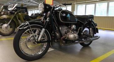 una de las motocicletas clásicas más importantes, la bmw r69s de 1969, se considera una pieza de colección. antigüedades raras de la vendimia. Ucrania, Kiev - 09 de junio de 2021. foto