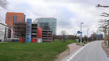 dusseldorf, alemania - 20 de febrero de 2020. estacionamiento subterráneo cubierto siegstrasse en dusseldorf cerca de la torre de televisión y el restaurante. un garaje de varios niveles con muchos autos. muchos autos en el estacionamiento foto