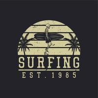 Diseño de logotipo surf est 1985 con esqueleto llevando ilustración vintage de tabla de surf vector