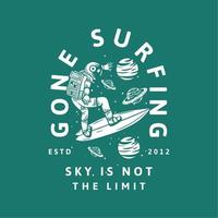 diseño de camiseta ido a surfear el cielo no es el límite con el astronauta surfeando ilustración vintage vector