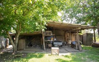 Antiguo granero de madera en el pueblo en un día soleado de verano. foto