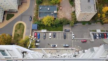 Estacionamientos vacíos frente a edificios, vista aérea. patio de un edificio residencial de gran altura, vista desde el techo de la casa foto