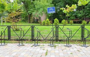 un cartel redondo con una bicicleta en el estacionamiento vacío. Señal de estacionamiento de bicicletas en el parque público foto