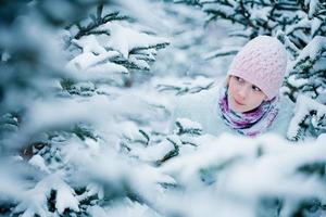 mujer perdida en el bosque después de la tormenta de nieve foto