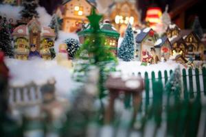 Pueblo de Navidad en miniatura bajo el árbol de Navidad foto