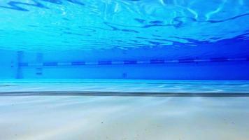 cinemagraph con foto in movimento di una piscina coperta di 25 metri da sott'acqua video