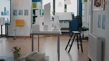 Leerer architektonischer Raum mit Gebäudemodell und Maquette, um einen Grundstücksplan auf dem Schreibtisch zu erstellen video