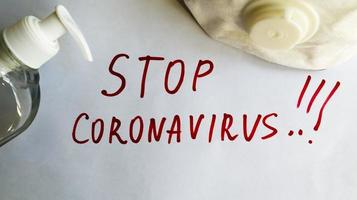 nuevo coronavirus - 2019-nkov. Detenga la inscripción de coronavirus con marcador rojo en una hoja blanca. el concepto de coronavirus de cuarentena en el mundo. foto