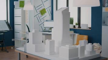 concept van bouwmodel en constructieontwerp op tafel op lege werkplek video