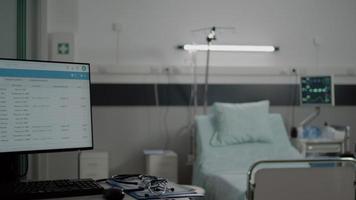 personne dans la salle d'hôpital avec un lit pour les soins de santé des patients video