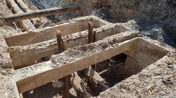 reconstrucción distrital de la calle de la tubería de calefacción urbana y reemplazo de tuberías viejas por nuevas. Construcción principal de calefacción para infraestructura urbana, concepto de desarrollo de la ciudad. foto