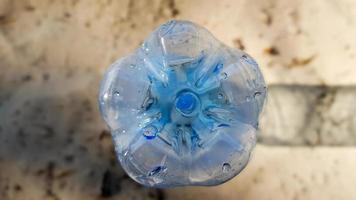 la botella es de plástico. ecología, contaminación plástica. contaminación de los océanos. plástico en la arena. basura en el concepto de playa. contaminación artificial y cartel. semana de promoción mundial. limpiamos el mundo. foto