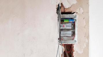 seguridad eléctrica en viviendas, cuadro de distribución con interruptores. Sistema electrico domiciliario en el departamento en reparacion. disyuntores con cables en una pantalla eléctrica con espacio de copia. foto