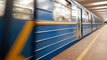 Ucrania, Kiev - 06 de septiembre de 2019. Vagones de tren en la estación de metro. foto