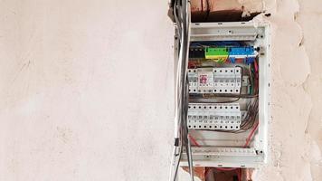 seguridad eléctrica en viviendas, cuadro de distribución con interruptores. Sistema electrico domiciliario en el departamento en reparacion. disyuntores con cables en una pantalla eléctrica con espacio de copia. foto