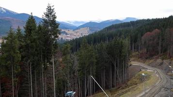 colorido paisaje otoñal en las montañas de los Cárpatos con picos montañosos. Cárpatos, Ucrania, Europa. mundo de belleza. bosque con hojas de naranja. día soleado de otoño en el oeste de Ucrania. foto