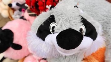 mercado de souvenirs en yaremche. venta de peluches en jugueterías. ucrania, yaremche - 20 de noviembre de 2019 foto