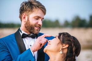 La novia asiática y el novio caucásico tienen tiempo de romance y felices juntos foto