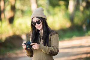 mujer viajera yendo sola en el bosque foto