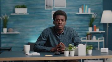 pov d'un entrepreneur afro-américain lors d'un appel vidéo en ligne