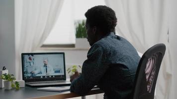 Paciente afroamericano en casa en busca de ayuda médica del médico video