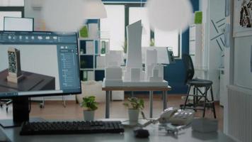 Niemand im Büro mit 3D-Architekturdesign und Gebäudemodell für städtisches Projekt video