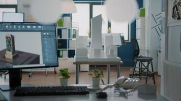 personne au bureau avec une conception d'architecture 3d et un modèle de construction pour un projet urbain video