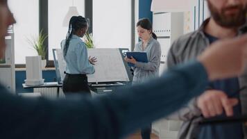 uomo e donna che fanno lavoro di squadra per pianificare il layout di costruzione con tablet digitale e modello di edificio video