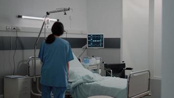 assistant médical préparant le lit de la salle d'hôpital pour le patient video