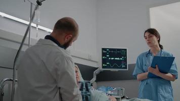 médico mostrando diagnóstico de radiografia para paciente com doença video