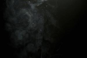 Textura de refracción de superposición de niebla de humo realista gris abstracto natural en negro. foto