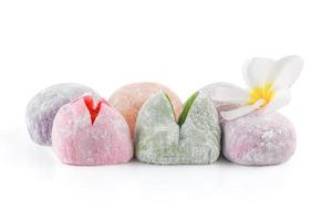 el colorido postre japonés mochi aislado sobre fondo blanco, trazado de recorte. foto