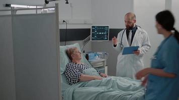 Kranker Patient bespricht Krankheit und Behandlung mit Arzt video