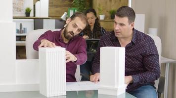 jovem arquiteto conversando com seu engenheiro de construção video