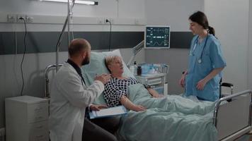 Arzt, der einen kranken Patienten im Bett mit einem Nasensauerstoffschlauch berät