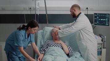 Arzt und Krankenschwester helfen einer schwer atmenden kranken Frau video