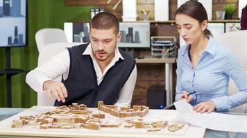 equipo de arquitectos trabajando el urbanismo de una ciudad moderna video