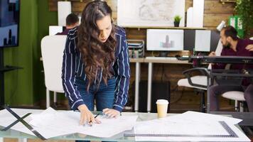 mujer arquitecta en la oficina trabajando duro para terminar el proyecto del nuevo edificio de oficinas video