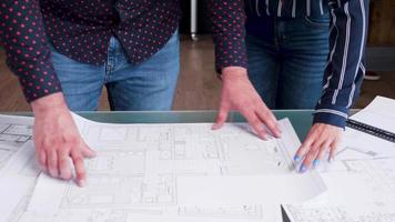 riprese a mano di architetti che lavorano con stampe blu video