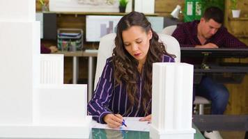 giovane architetto donna seduta in ufficio video