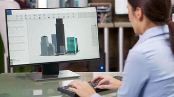 ung kvinnlig arkitekt som arbetar på datorn med 3d-byggnadsmodeller video