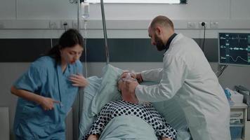 läkare som använder syrgasslangsmask för sjuk patient som hyperventilerar video